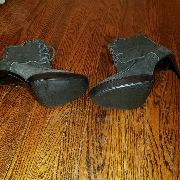 Burberry black leather ankle boots - Picture 3 of 4